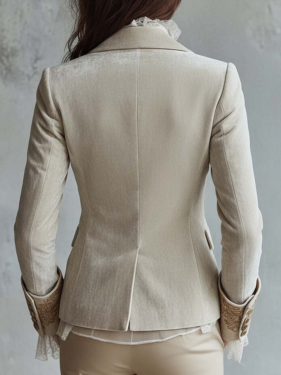 Mercedes geborduurde blazer in ivoor