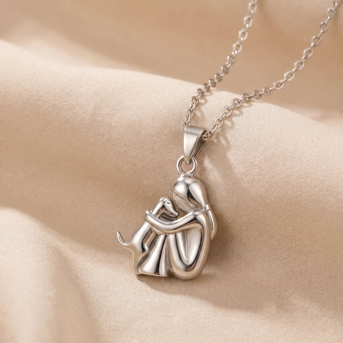 De Eeuwige Omhelzing Ketting vrouw & hond